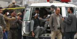 Terroristas se visten de doctores; masacran a 30 en hospital