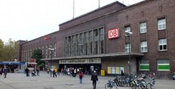 Sujeto con un hacha deja cinco heridos en una estación de tren