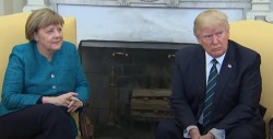 El incómodo momento en el que Trump no le da la mano a Angela Merkel