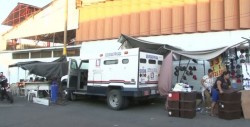 Camioneta de transporte de valores embistió  a puestos ambulantes