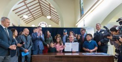Alcalde firma que protegerá a inmigrantes