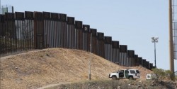 Mexicanos que quieran construir muro son traidores: Iglesia