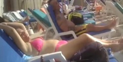 Viceministra de Perú se broncea al sol durante las inundaciones
