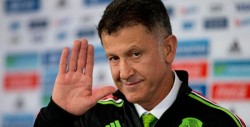 #Video Juan Carlos Osorio paga la apuesta que tenía con Chicharito