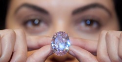 Diamante "Estrella Rosa" se vende en 71.2 mdd