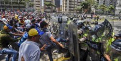 Maduro reprime manifestación opositora