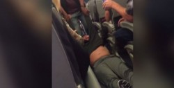 Aerolínea saca arrastrando a pasajero