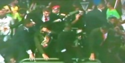 Lanzan objetos a Nicolas Maduro tras cierre de ceremonia