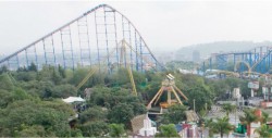 Personas quedan atrapadas en montaña rusa de Six Flags