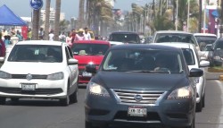 Vehículos abarrotan el malecón