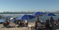 Abarrotada el área de playa Los Pinos