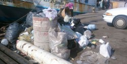 Sacan basura para que los barcos queden limpios...y funcionales