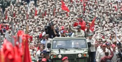 Expande Maduro milicia a 500 mil civiles armados