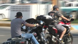 Pasarela de motociclistas por el malecón, pocos usan casco