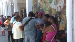 Piden reubicación precaristas desalojados
