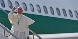 Papa Francisco llega a Egipto tras ataque a iglesias