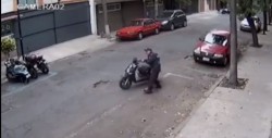 Policía mueve moto a un lugar prohibido para poder multarla
