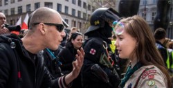 Scout se convierte en un icono de mujer que enfrenta al neonazi