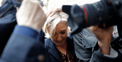 Lanzan huevos a Le Pen en su llegada a una fábrica