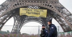 Cuelgan en Torre Eiffel manta contra Le Pen