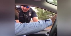 Un policía lo detiene en medio de la carretera y le da una increíble sorpresa