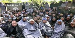 Regresan a 82 niñas de Chibok secuestradas en Nigeria