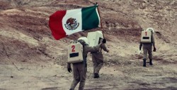 Estudiante ondea la bandera de México en "Marte"