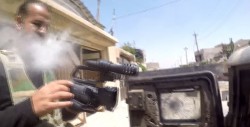 #Video Francotirador dispara contra corresponsal y lo salva su Go Pro