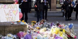 Ciudadanos de Manchester se reúnen en honor a las víctimas