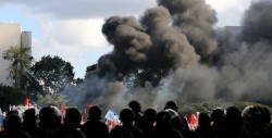 Chocan autoridades y manifestantes en Brasil