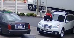 Mujer se aferra al cofre de su camioneta para que no se la roben