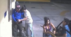 México: Mujer armada con un rifle comanda un asalto a una gasolinera
