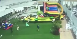 #Video Ventarrón levanta inflables con niños arriba