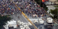 Reprimen marcha en Caracas; hay 100 heridos