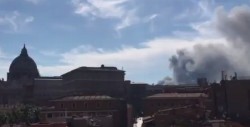 #Video: Una nube de humo se eleva sobre el Vaticano