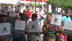 Entregan escrituras a 150 familias