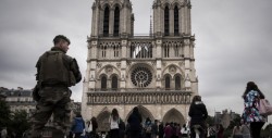 Policía dispara a atacante a agente en Notre Dame