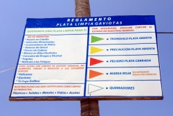 Banderines rojos y blancos en las playas