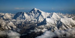 Nepal mide Everest tras terremoto