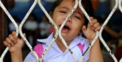 Jardín de niños no deja entrar a festival a niños sin papá