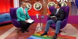 #Video Pastor usa de tapete bandera LGBTTTI y ofende a conductor gay