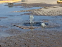 Lluvia provoca rebosamiento de alcantarilla