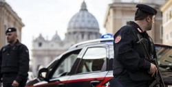 Policía irrumpe orgía gay en Vaticano