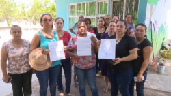 Madres de familia en contra que cierren jardín de niños en comunidad Vida Nueva