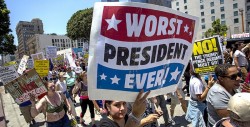Marchan miles para destituir a Trump