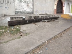 Quitan poste pero se les olvida llevárselo