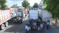 Se plantan transportistas de carga en delegación de vialidad y transportes