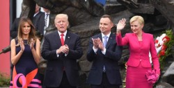 Primera Dama de Polonia deja con la mano alzada a Trump