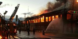 Incendio arrasa edificio de famoso mercado