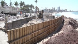 Acordonada zona de obras en el malecón